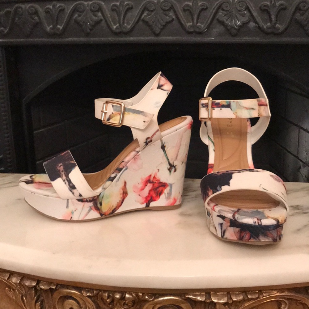 Bamboo faux leather floral wedge sandals. Sz 6 new